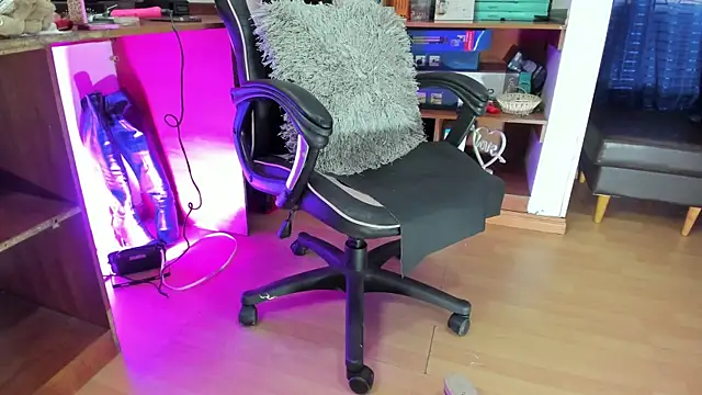 LiaTaylorr online show from October 2025 12:28:02 PM