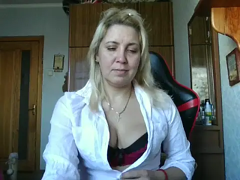 Snapshot of IrinaB1 chatting on November 2025 07:11:02 AM IrinaB1 online show from November 2025 07:11:02 AM