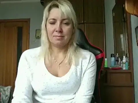 Snapshot of IrinaB1 chatting on November 2025 07:39:01 AM IrinaB1 online show from November 2025 07:39:01 AM