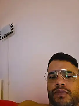 Macholatino8611 online show from November 2025 04:40:01 PM