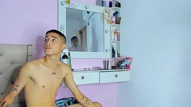 Snapshot of Sophie_and_andress chatting on January 2025 04:34:01 AM Sophie and andress online show from January 2025 04:34:01 AM