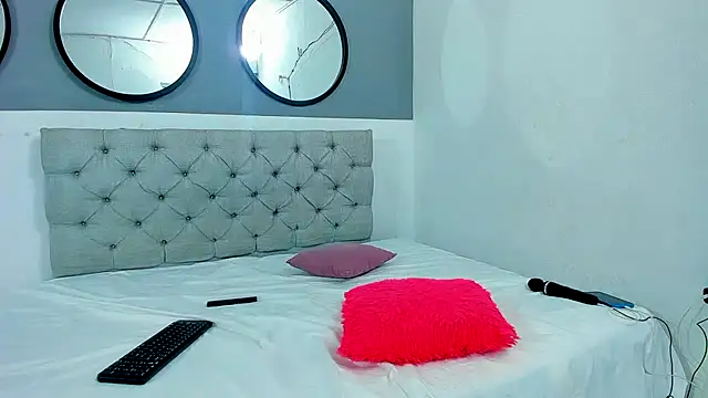 Snapshot of Sophie_and_andress chatting on October 2025 11:46:02 PM Sophie and andress online show from October 2025 11:46:02 PM