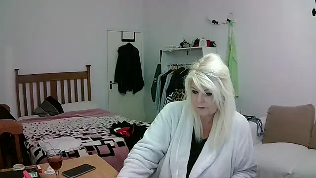 Snapshot of Miahotmilf chatting on April 2026 05:43:02 PM Miahotmilf online show from April 2026 05:43:02 PM