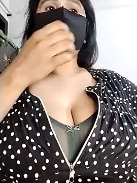 Snapshot of Tishani chatting on November 2025 04:17:02 PM Tishani online show from November 2025 04:17:02 PM