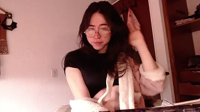 Snapshot of emily_pearl_ chatting on December 2025 01:42:01 PM emily pearl online show from December 2025 01:42:01 PM