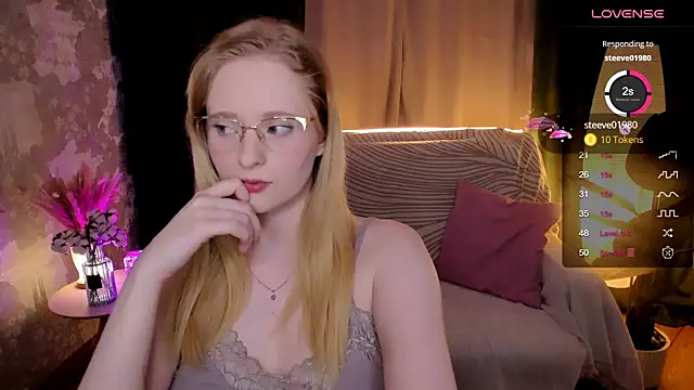 Aemilia  online show from October 2025 06:12:01 AM