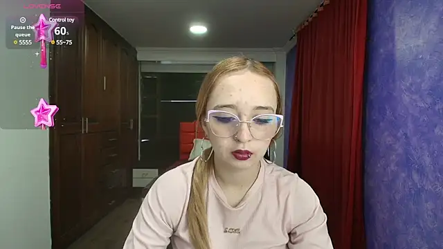 Liaroberts1 online show from December 2024 12:03:01 PM