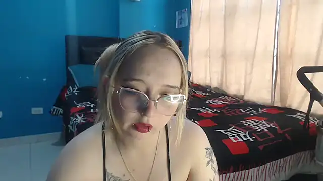 Liaroberts1 online show from September 2025 11:56:02 AM