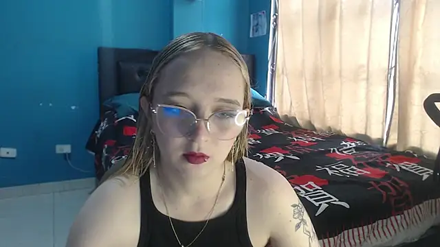 Liaroberts1 online show from September 2025 11:55:02 AM