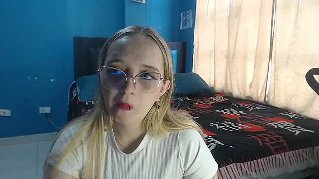 Liaroberts1 online show from October 2025 12:02:02 PM