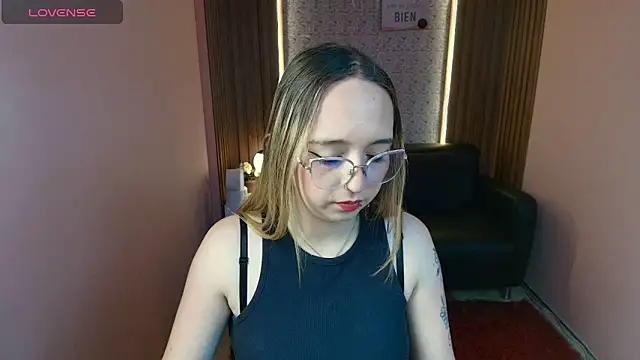 Liaroberts1 online show from June 2026 01:45:01 PM