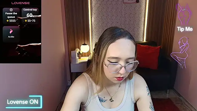 Liaroberts1 online show from June 2026 01:43:02 PM