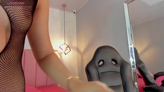 SUNNYCYRUS online show from October 2025 12:38:02 PM