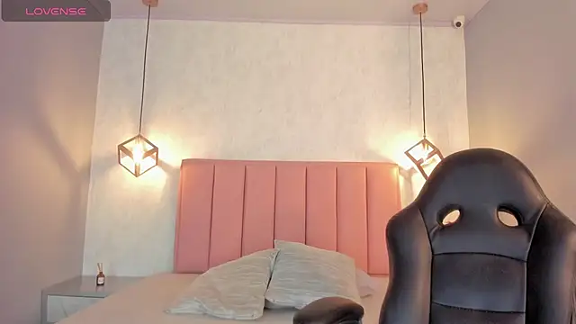 SUNNYCYRUS online show from October 2025 12:41:02 PM