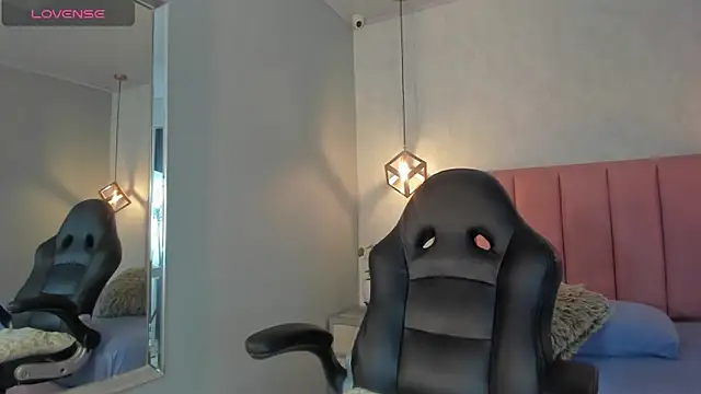 SUNNYCYRUS online show from November 2025 12:38:01 PM