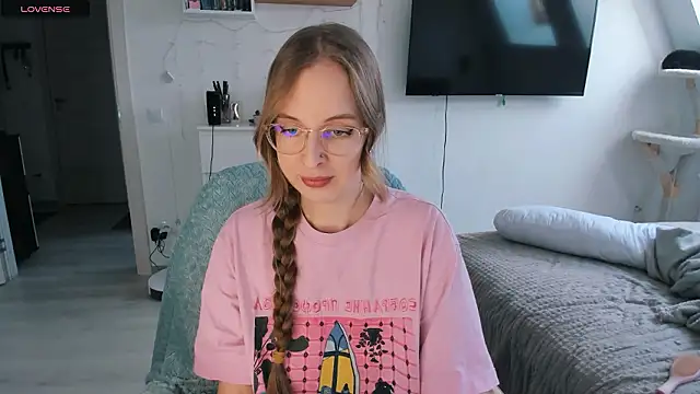 Snapshot of violet_blue_eyes chatting on February 2026 12:56:01 PM violet blue eyes online show from February 2026 12:56:01 PM