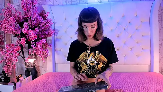 MadisonWood01 online show from November 2025 02:16:02 PM