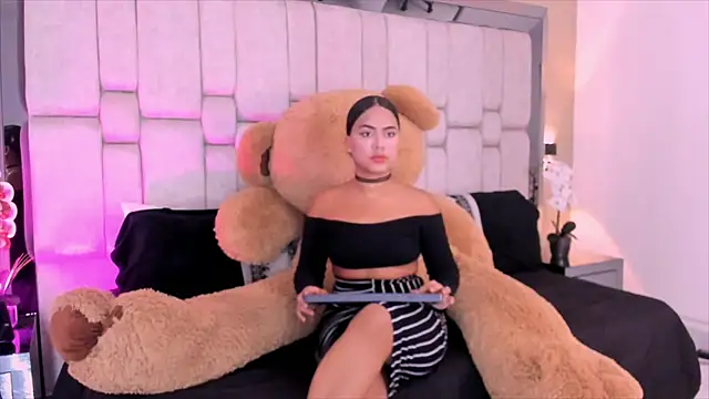 Snapshot of Marilyn-Cooper chatting on December 2024 04:47:02 AM Marilyn-Cooper online show from December 2024 04:47:02 AM