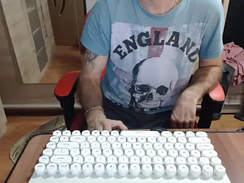 uncutguy01 online show from October 2025 04:31:01 AM
