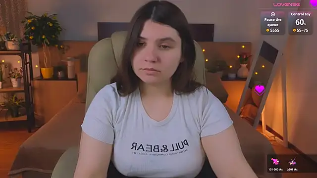 Snapshot of Viola__Shy chatting on May 2026 08:54:02 PM Viola Shy online show from May 2026 08:54:02 PM