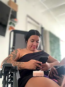 Snapshot of Pretty_Isadora chatting on November 2025 07:04:02 PM Pretty Isadora online show from November 2025 07:04:02 PM