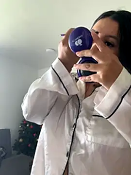 Snapshot of Pretty_Isadora chatting on December 2025 04:33:01 PM Pretty Isadora online show from December 2025 04:33:01 PM