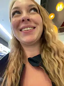 Snapshot of Sweet___Emily chatting on December 2024 06:01:02 PM Sweet   Emily online show from December 2024 06:01:02 PM