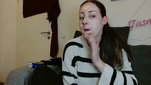Snapshot of Jasmin-White chatting on April 2026 07:09:02 PM Jasmin-White online show from April 2026 07:09:02 PM
