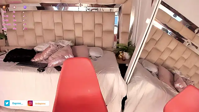 Snapshot of Dapnne_ chatting on October 2025 12:05:02 PM Dapnne online show from October 2025 12:05:02 PM