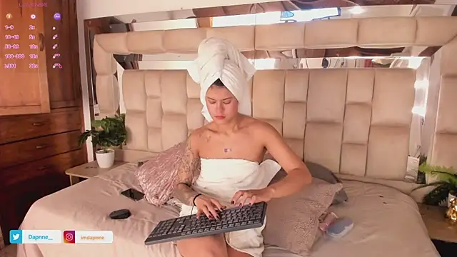 Snapshot of Dapnne_ chatting on October 2025 12:17:02 PM Dapnne online show from October 2025 12:17:02 PM