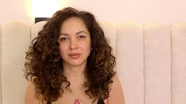 Juliabadlee online show from November 2025 07:45:01 PM