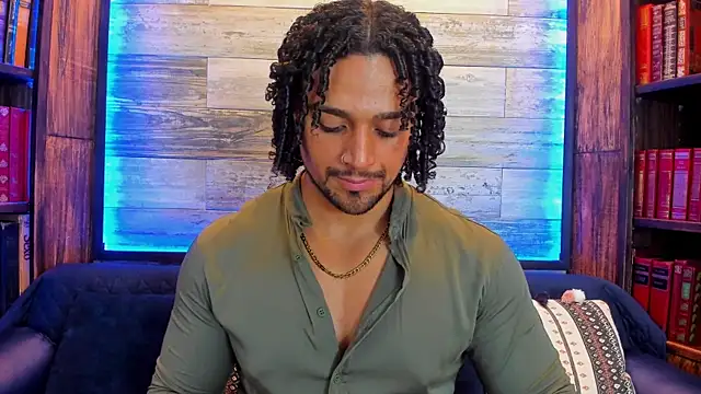 Snapshot of MikeEstevess chatting on February 2025 02:31:01 AM MikeEstevess online show from February 2025 02:31:01 AM