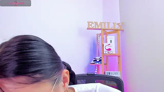 Snapshot of EmillySanders chatting on October 2025 04:28:01 PM EmillySanders online show from October 2025 04:28:01 PM