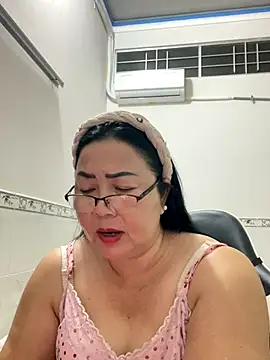 Snapshot of NDith chatting on November 2025 04:27:01 PM NDith online show from November 2025 04:27:01 PM