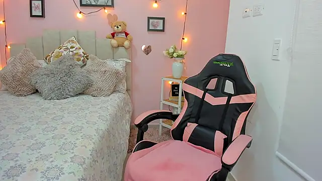 emilyharrix online show from November 2025 08:52:01 PM