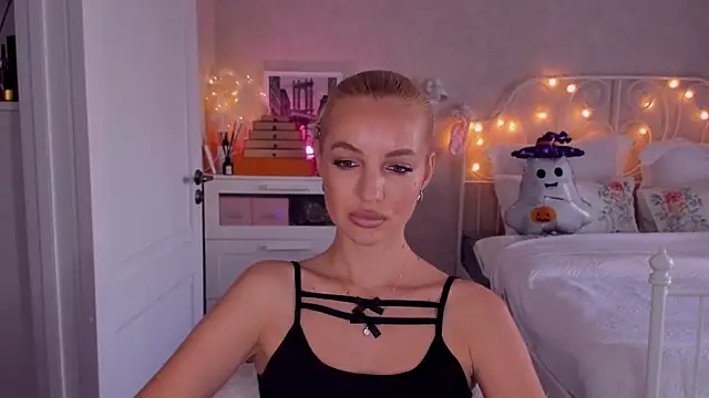 Snapshot of aestetick chatting on October 2025 07:49:02 AM aestetick online show from October 2025 07:49:02 AM