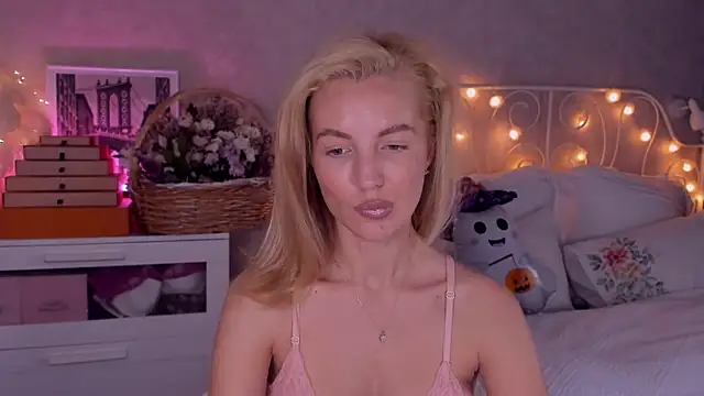 Snapshot of aestetick chatting on October 2025 10:21:02 AM aestetick online show from October 2025 10:21:02 AM