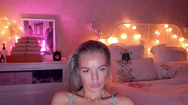 Snapshot of aestetick chatting on November 2025 06:46:02 PM aestetick online show from November 2025 06:46:02 PM