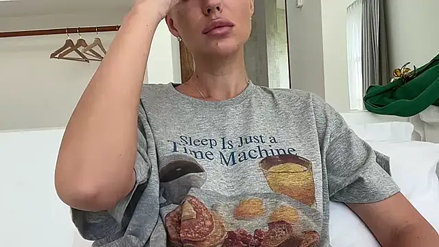 Snapshot of aestetick chatting on November 2025 02:01:02 AM aestetick online show from November 2025 02:01:02 AM