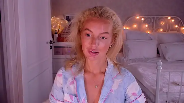 Snapshot of aestetick chatting on December 2025 06:52:01 AM aestetick online show from December 2025 06:52:01 AM