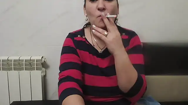 Snapshot of milfmomxx chatting on November 2025 06:12:01 AM milfmomxx online show from November 2025 06:12:01 AM