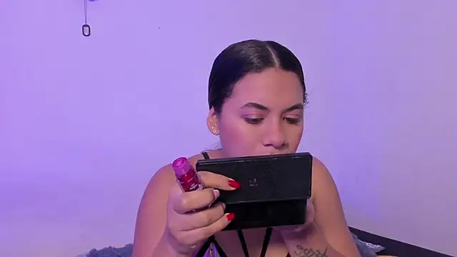 Snapshot of crystalvazquez chatting on November 2025 12:49:02 PM crystalvazquez online show from November 2025 12:49:02 PM