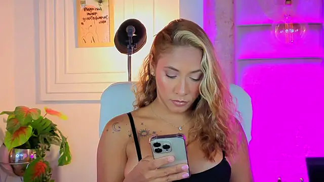 Snapshot of AlessiaLondon chatting on July 2026 09:15:01 AM AlessiaLondon online show from July 2026 09:15:01 AM