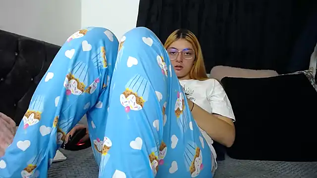 lessliee22  online show from March 2025 01:32:02 AM