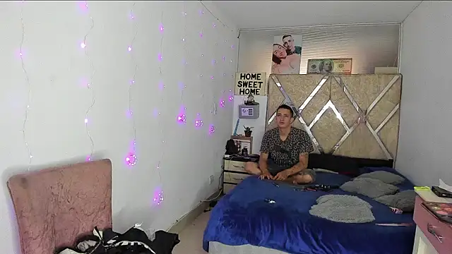 parejacaliente20154 online show from February 2026 12:01:01 PM