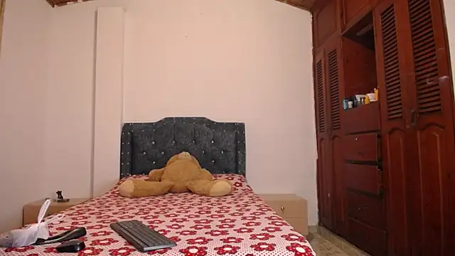 Snapshot of sofiamature01 chatting on October 2025 04:28:01 PM sofiamature01 online show from October 2025 04:28:01 PM