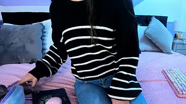 Snapshot of Julieta_Cortes__ chatting on February 2025 11:46:01 AM Julieta Cortes online show from February 2025 11:46:01 AM