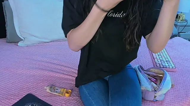 Snapshot of Julieta_Cortes__ chatting on March 2025 11:51:01 AM Julieta Cortes online show from March 2025 11:51:01 AM