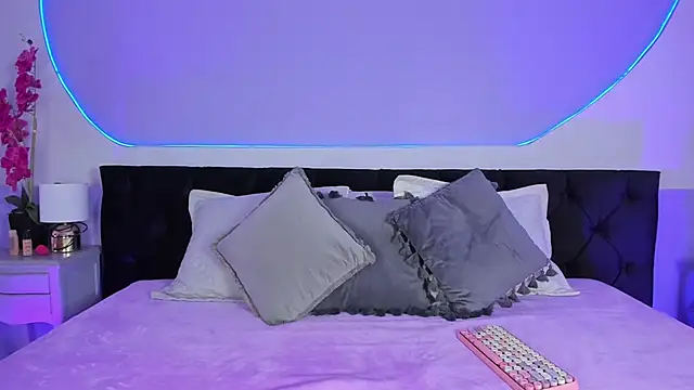 Snapshot of Julieta_Cortes__ chatting on September 2025 11:54:02 AM Julieta Cortes online show from September 2025 11:54:02 AM