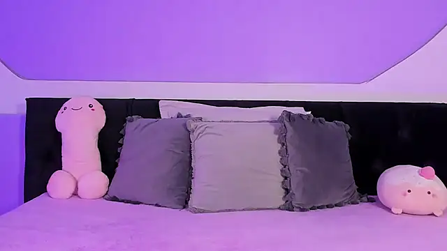 Snapshot of Julieta_Cortes__ chatting on November 2025 12:50:02 PM Julieta Cortes online show from November 2025 12:50:02 PM